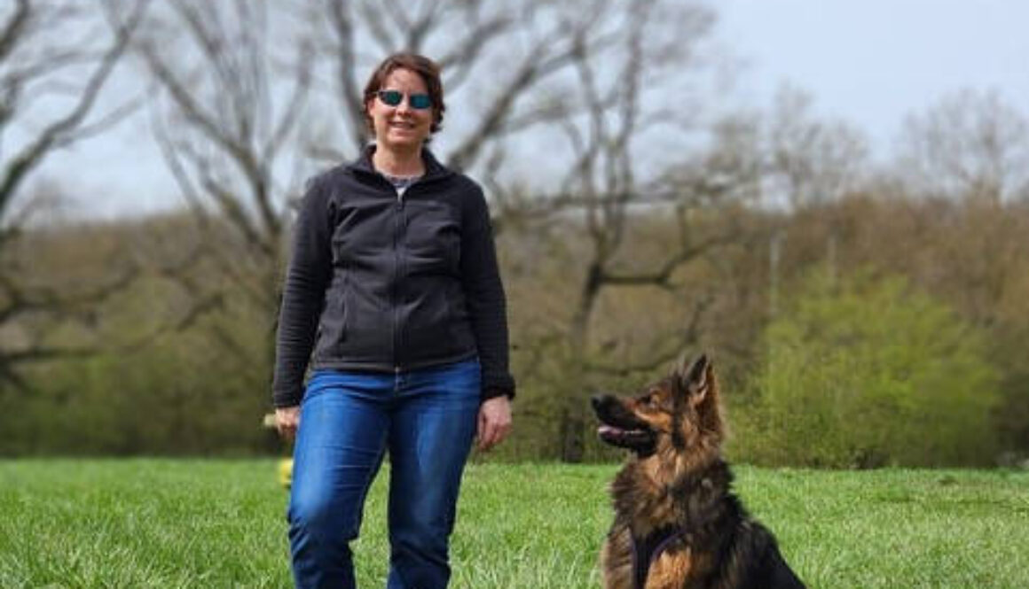 Ariane Girardet - équipe AoA éducation canine et formation - Formation professionnelle en éducation canine, éducation canine pour particuliers, garderie pour chiens.